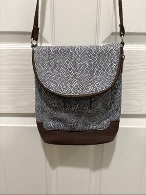 thirty-one Gray Dot Crossbody with Brown Trim